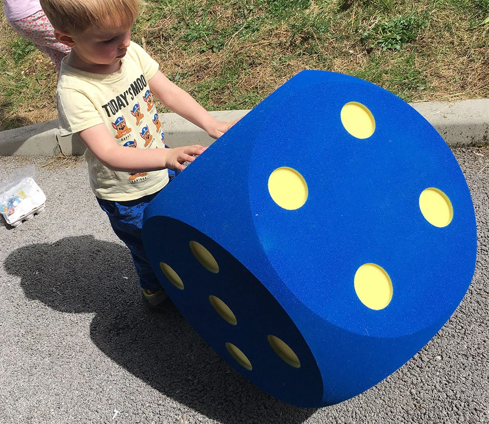 Dé Géant 50 Cm En Mousse Tactile Alvéolée – Image 2